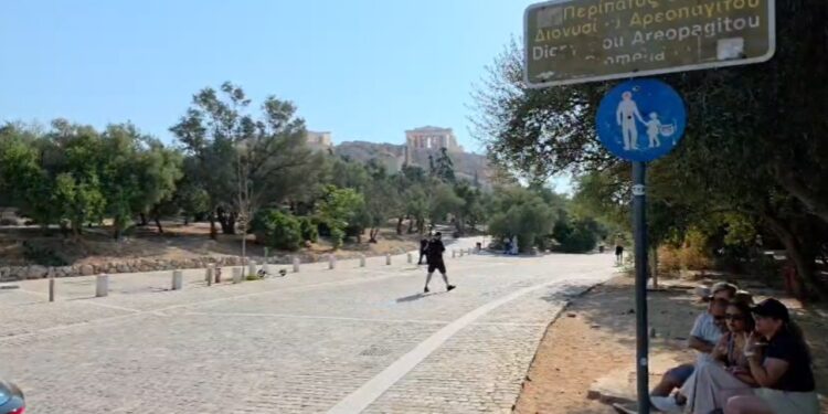 Sulm me thikë pranë Akropolit, Athinë: Plagosen dy turistë amerikanë, autori dyshohet se vuante probleme të shëndetit mendor