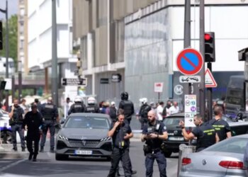 Sulmi me thikë në Paris — vetëm gra të plagosura; autori thotë Më urdhëroi Allahu ta bëj