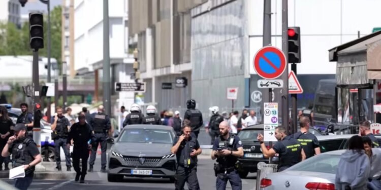 Sulmi me thikë në Paris — vetëm gra të plagosura; autori thotë Më urdhëroi Allahu ta bëj