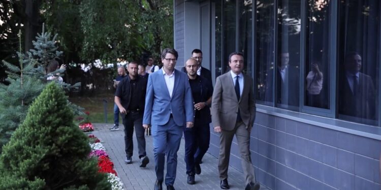Takime që nuk sjellin zgjidhje: Situata politike në Kosovë; ekspertët: Vështirë që Vetëvendosje të merret vesh me LDK