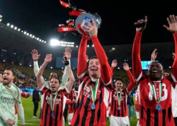 Talenti i sulmit drejt rinovimit me Milanin zbarkon në selinë e klubit për kontratën e re deri 2031