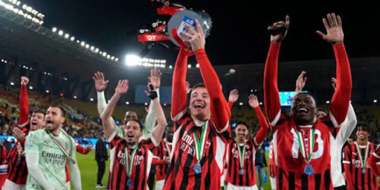 Talenti i sulmit drejt rinovimit me Milanin zbarkon në selinë e klubit për kontratën e re deri 2031