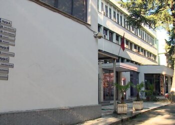 Të arrestuarit për tensionet para Kuvendit shkojnë sot në gjyq, pritet protestë para Gjykatës së Tiranës