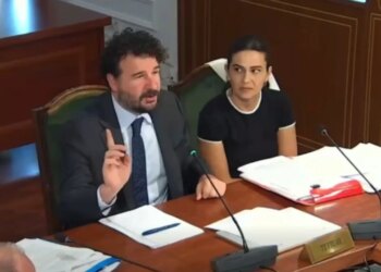 Të dal një sekondë, kryetar? Zv.ministri ndërpreu mbledhjen në Komision për të shkuar në tualet; shkaktoi të qeshura