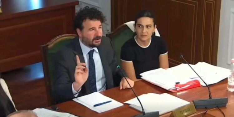 Të dal një sekondë, kryetar? Zv.ministri ndërpreu mbledhjen në Komision për të shkuar në tualet; shkaktoi të qeshura