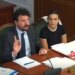 Të dal një sekondë, kryetar? Zv.ministri ndërpreu mbledhjen në Komision për të shkuar në tualet; shkaktoi të qeshura