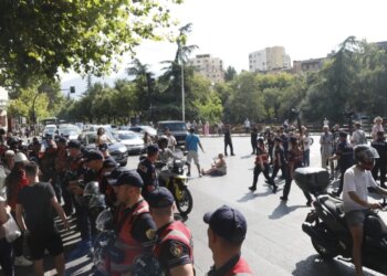 Tensione gjatë tubimit para Kuvendit, Policia shoqëron 12 protestues