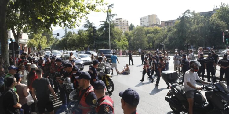 Tensione gjatë tubimit para Kuvendit, Policia shoqëron 12 protestues