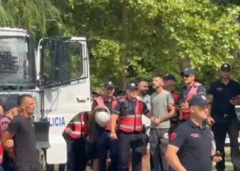 Tensione jashtë Kuvendit: Miell e vezë ndaj makinave të deputetëve; shoqërohen disa protestues, mes tyre Gent Progni