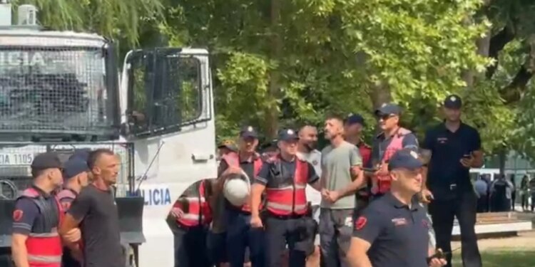 Tensione jashtë Kuvendit: Miell e vezë ndaj makinave të deputetëve; shoqërohen disa protestues, mes tyre Gent Progni