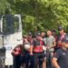 Tensione jashtë Kuvendit: Miell e vezë ndaj makinave të deputetëve; shoqërohen disa protestues, mes tyre Gent Progni