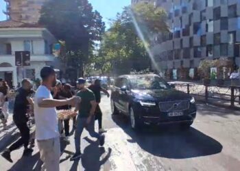 Tensione pas mbylljes së seancës parlamentare: protestues hedhin vezë kundër makinës së një deputeti (Video)