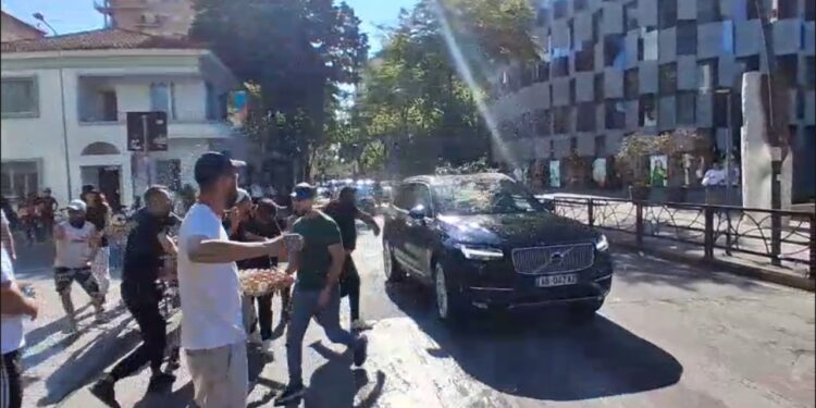Tensione pas mbylljes së seancës parlamentare: protestues hedhin vezë kundër makinës së një deputeti (Video)