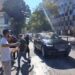 Tensione pas mbylljes së seancës parlamentare: protestues hedhin vezë kundër makinës së një deputeti (Video)