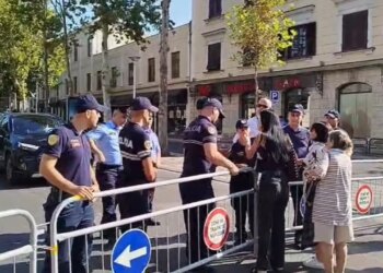 Tensione pranë Kuvendit, qytetarja tenton të kalojë gardhin metalik dhe përplaset me policinë