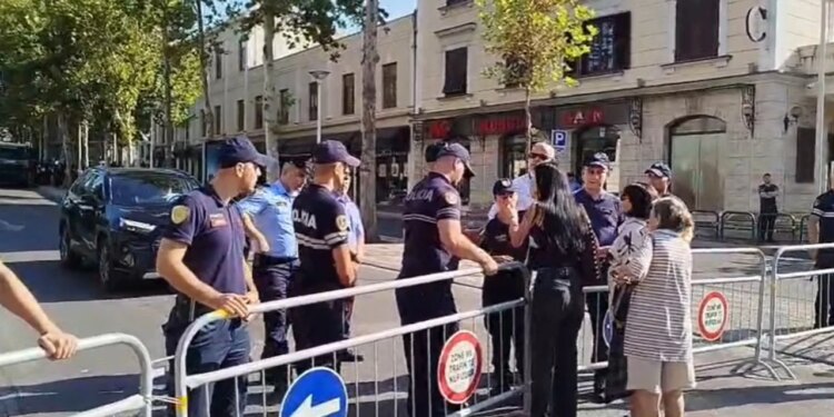 Tensione pranë Kuvendit, qytetarja tenton të kalojë gardhin metalik dhe përplaset me policinë