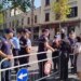 Tensione pranë Kuvendit, qytetarja tenton të kalojë gardhin metalik dhe përplaset me policinë