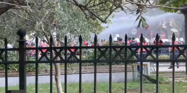 Tensionet para Kuvendit/ Hidhet ujë dhe gaz lotësjellës, protestuesit kundërpërgjigjen me vezë