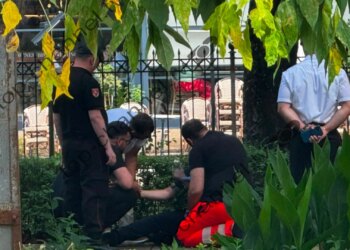 Tensionet para Kuvendit: tre efektivë të plagosur, afrohet autoboti me ujë për të shpërndarë protestuesit