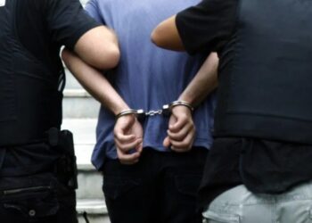 Tentoi të godiste mbesën e tij 9-vjeçare me zinxhirin e qenit; arrestohet 43-vjeçari në Greqi