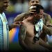 Terrori, furia dhe magjitë, pastaj lotët e Messit teksa parakalon Maradonën; ai është mbreti i asisteve