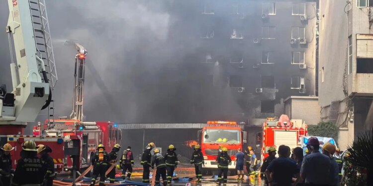 Tragjedi në Kinë: zjarri në një fabrikë këpucësh lë të paktën 28 të vdekur