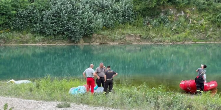 Tragjike në Itali: 38-vjeçari humb jetën pasi rryma e lumit e rrëmben duke shpëtuar djalin e tij