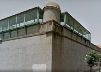 Trazira të dhunshme në Siçili: Rreth 400 të dënuar marrin kontrollin e dy reparteve, 5 oficerë të plagosur