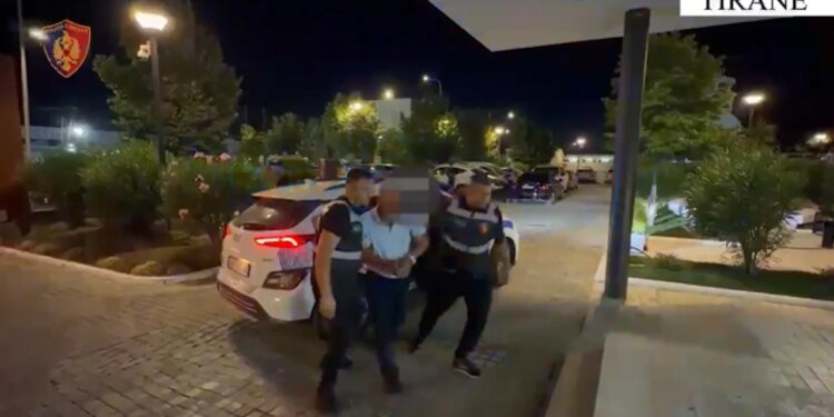 Tre persona arrestohen në Tiranë për armëmbajtje pa leje dhe shkelje të masës së sigurisë