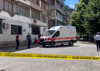 Tronditëse në Korçë: i moshuari i jep fund jetës duke u hedhur nga kati i tretë i banesës