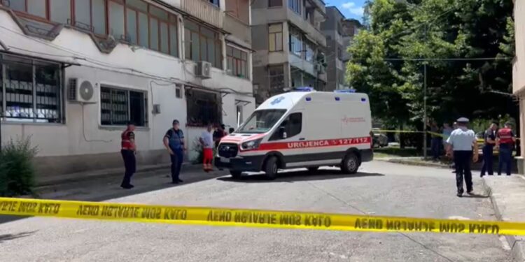 Tronditëse në Korçë: i moshuari i jep fund jetës duke u hedhur nga kati i tretë i banesës