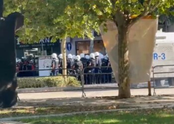 Tubimi përshkallëzohet: protestuesit heqin gardhin metalik para Kuvendit dhe qëllojnë me vezë, afrohet autoboti me ujë