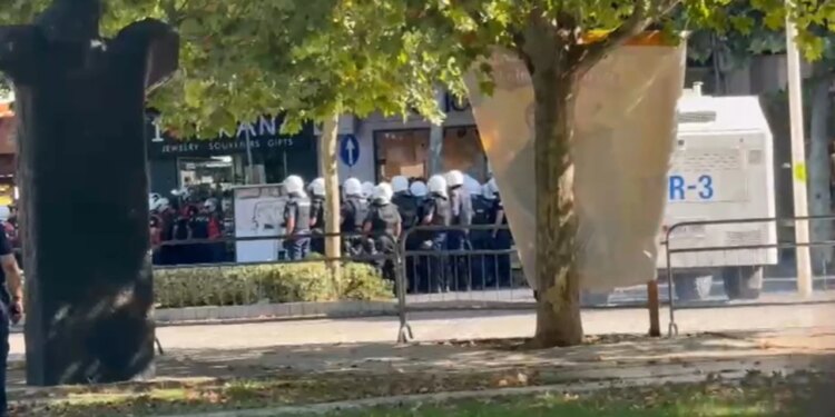 Tubimi përshkallëzohet: protestuesit heqin gardhin metalik para Kuvendit dhe qëllojnë me vezë, afrohet autoboti me ujë