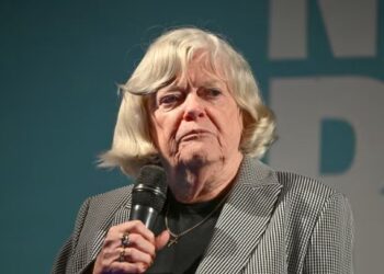 U gjet e vdekur në banesën e saj, policia britanike nis hetim për vrasjen e ish-ministres Ann Widdecombe