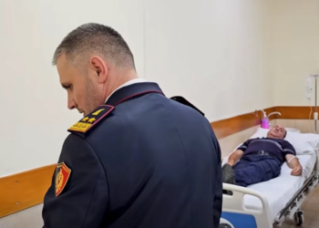 U plagosën gjatë përplasjes me protestuesit, Lamallari takon tre efektivë te Trauma; vandalët që hodhën gurë janë identifikuar