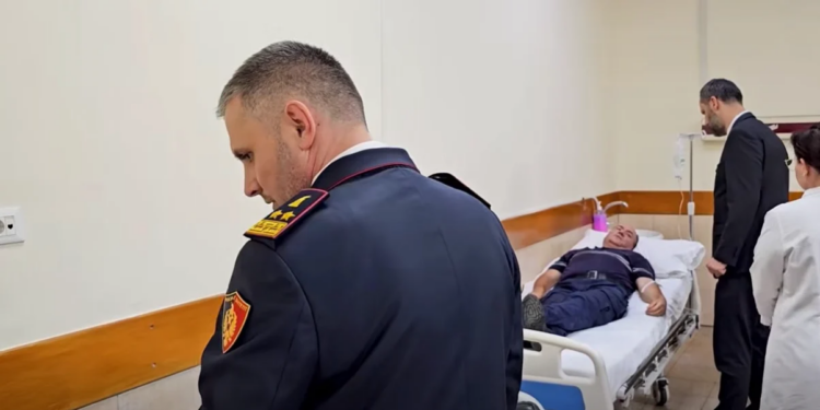 U plagosën gjatë përplasjes me protestuesit, Lamallari takon tre efektivë te Trauma; vandalët që hodhën gurë janë identifikuar