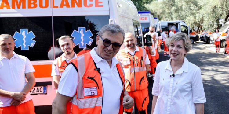 Urgjenca me 13 ambulanca të reja, rritet fluksi i vizitave edhe nga sezoni turistik