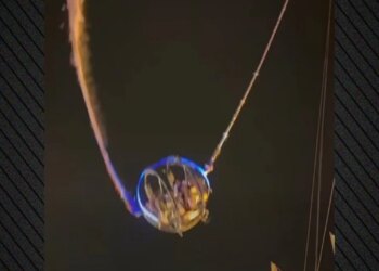 VIDEO: Këputet kablloja e një atraksioni në New Mexico, dy adoleshentë përplasen në ajër