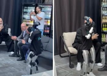 VIDEO: Rama në Gjermani i mëson robotit të bëjë simbolin e shqiponjës me duar