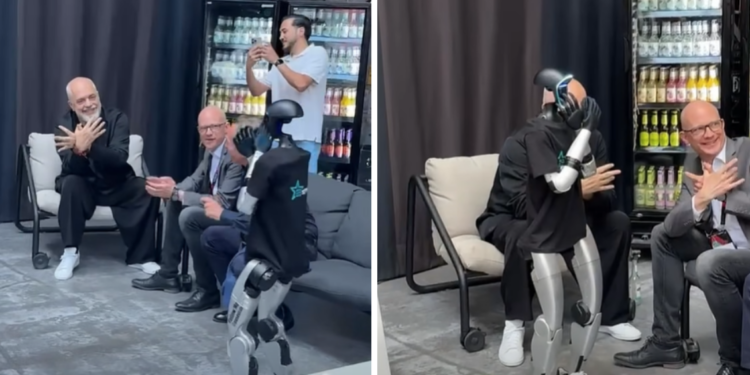 VIDEO: Rama në Gjermani i mëson robotit të bëjë simbolin e shqiponjës me duar