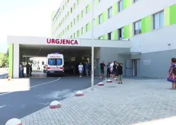 Vapa alarmon urgjencat, deri në 400 telefonata në ditë; mjekët: Mos lini fëmijë dhe të moshuar në makinë
