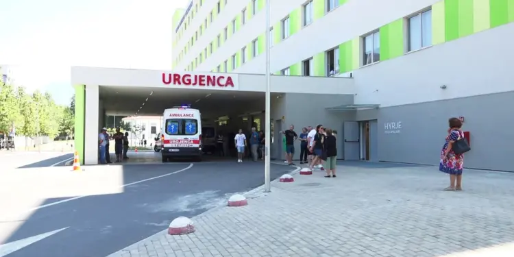 Vapa alarmon urgjencat, deri në 400 telefonata në ditë; mjekët: Mos lini fëmijë dhe të moshuar në makinë