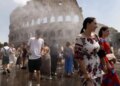 Vapa ekstreme nuk i ndalon turistët në Romë; rreshtohen për vizituar Koloseun, spërkaten me ujë nga ekipet ndihmëse