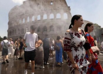 Vapa ekstreme nuk i ndalon turistët në Romë; rreshtohen për vizituar Koloseun, spërkaten me ujë nga ekipet ndihmëse