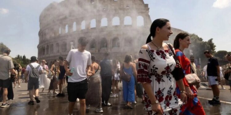 Vapa ekstreme nuk i ndalon turistët në Romë; rreshtohen për vizituar Koloseun, spërkaten me ujë nga ekipet ndihmëse