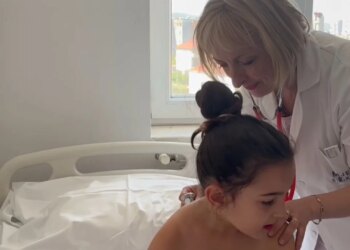 Vapa, kujdes për fëmijët! Mjekët këshillojnë: Hidratim dhe kujdes në plazh; shmangni orët e pikut