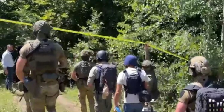 Varrezë masive në Zubin Potok? Gërmime në Kalludër, policia ndalon dy persona
