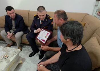 Vdiq në detyrë; Hita dorëzon familjes Enea Mekollit medaljen mirënjohëse, djali merr statusin Fëmijë në përkujdesje të Republikës