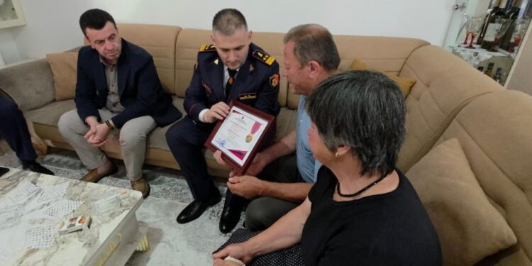 Vdiq në detyrë; Hita dorëzon familjes Enea Mekollit medaljen mirënjohëse, djali merr statusin Fëmijë në përkujdesje të Republikës