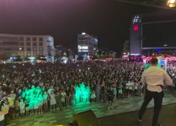 Verë dhe Portokalle në Fier: trupa e humorit dhuroi spektakël dhe qytetarët kaluan një mbrëmje të veçantë